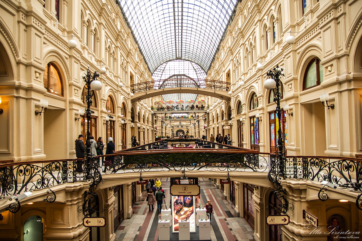 Department store moscow. ГУМ Москва. Торговый центр ГУМ В Москве на красной площади. ГУМ Москва внутри. ГУМ внутри в Москве на красной площади.